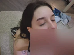 Cutie gets rewarded with a cumshot after giving a phenomenal blowjob 😊😚