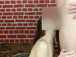 Teen girlfriend gets mouth fucked