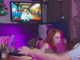 Lucky gamer gets a blowjob while playing his favorite game