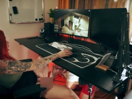 Eating Out My Gamer GF Under the Desk While She Plays Then Fucking Her Hard 😈💦