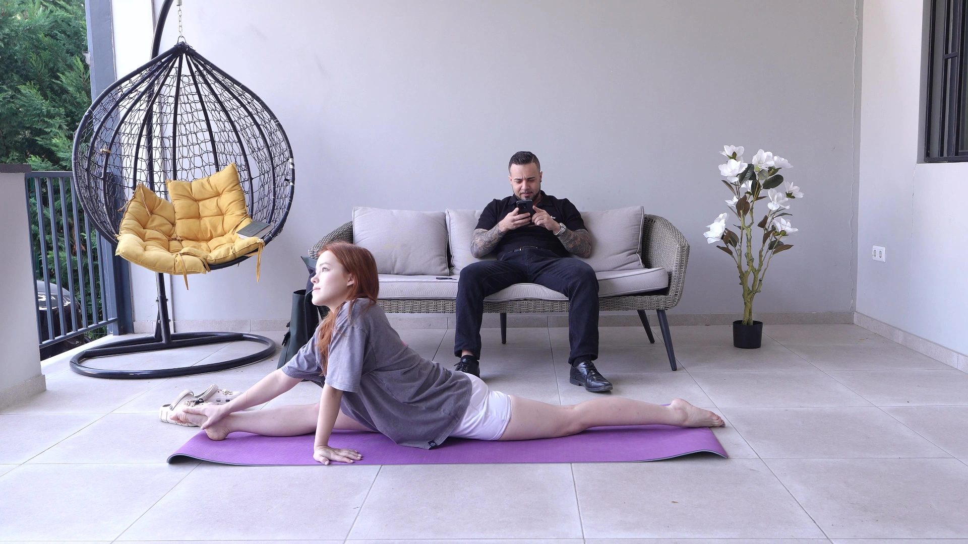 Yoga got boring so I dropped my leggings and took his big schlong deep in my ass