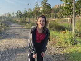 Sexy chick pulls down her pants to get fucked outdoors