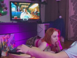 Lucky gamer gets a blowjob while playing his favorite game