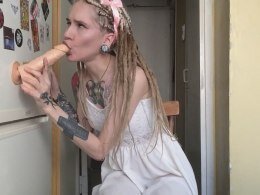 Tattooed babe with dreadlocks takes full advantage of her big dildo