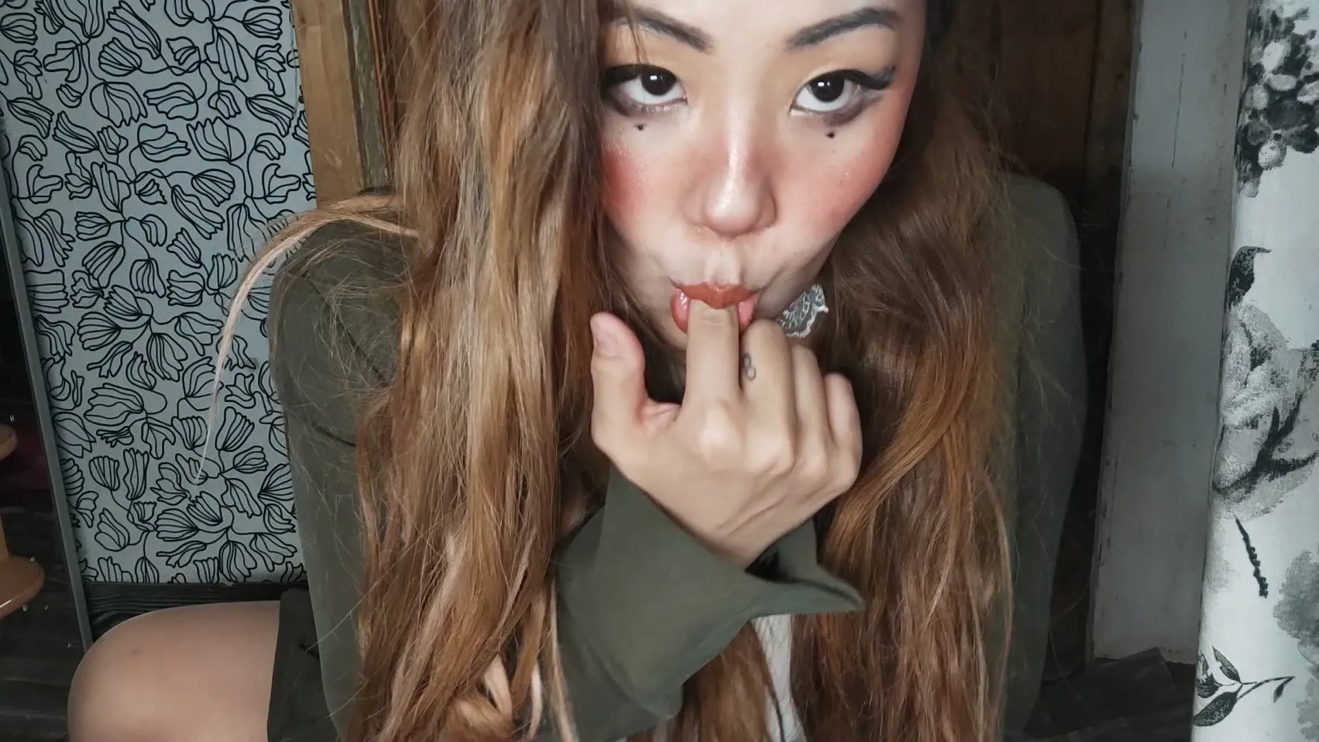 Brunette Beauty Masturbates