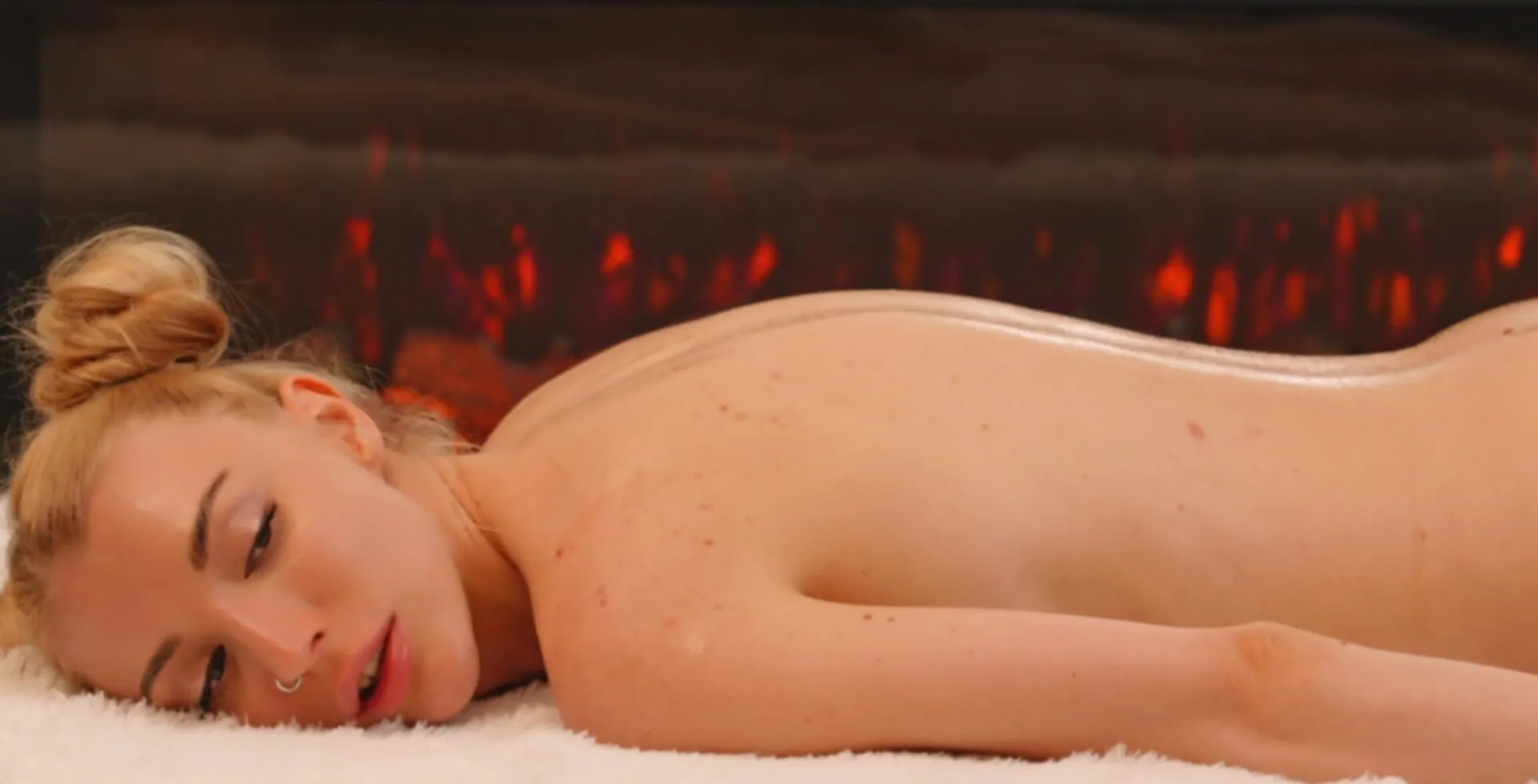 Hot Babe Let Me Massage Her Tight Wet Cunt At My Place