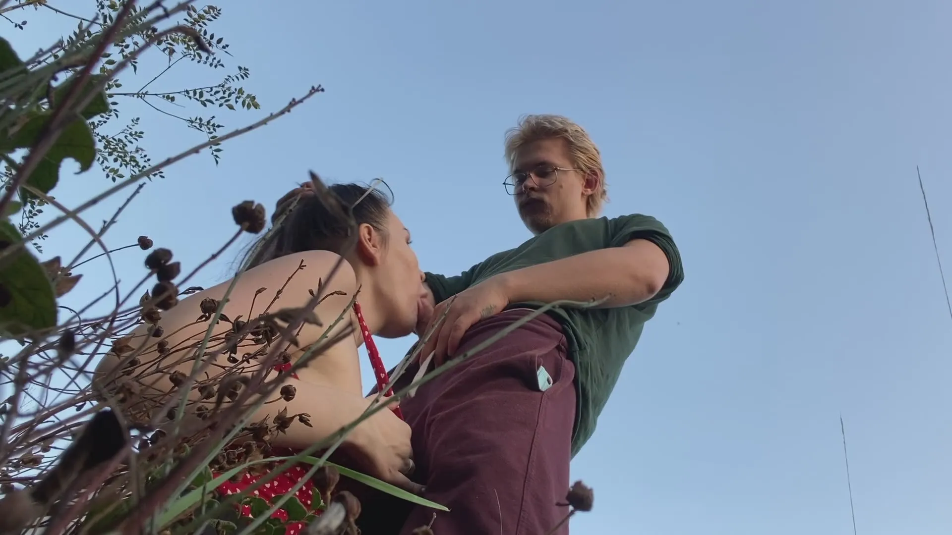Sexy Chick Pulls Down Her Pants To Get Fucked Outdoors