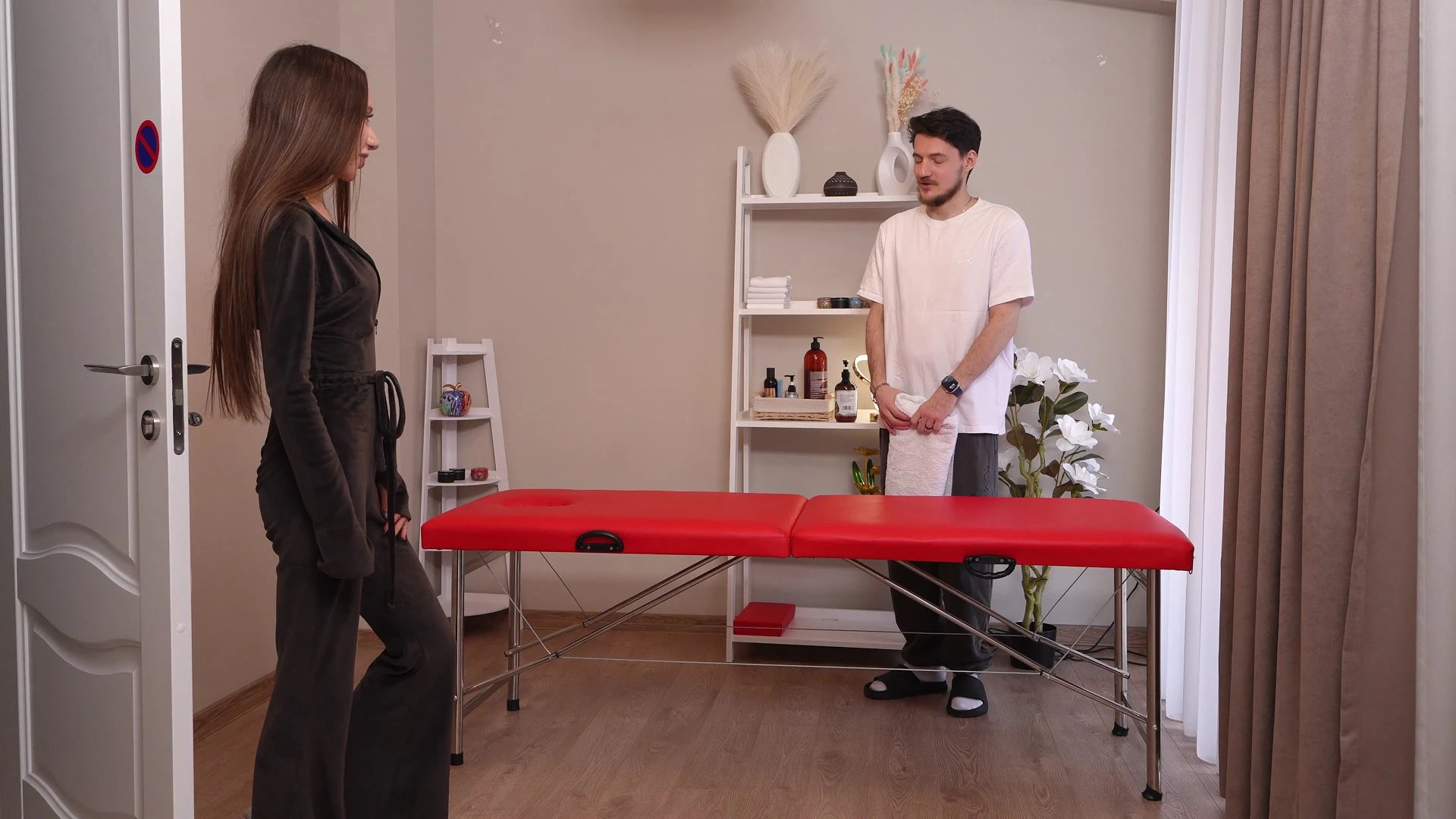 New Sexy Client Seduced Her Masseur Into Raw Hard Fuck On The Table
